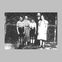 028-0095 Familie Schubert aus Gross Keylau. Von links Sohn Heinz, Mutter Anna, Sohn Albert, Vater Albert und Tochter Hildegard..jpg